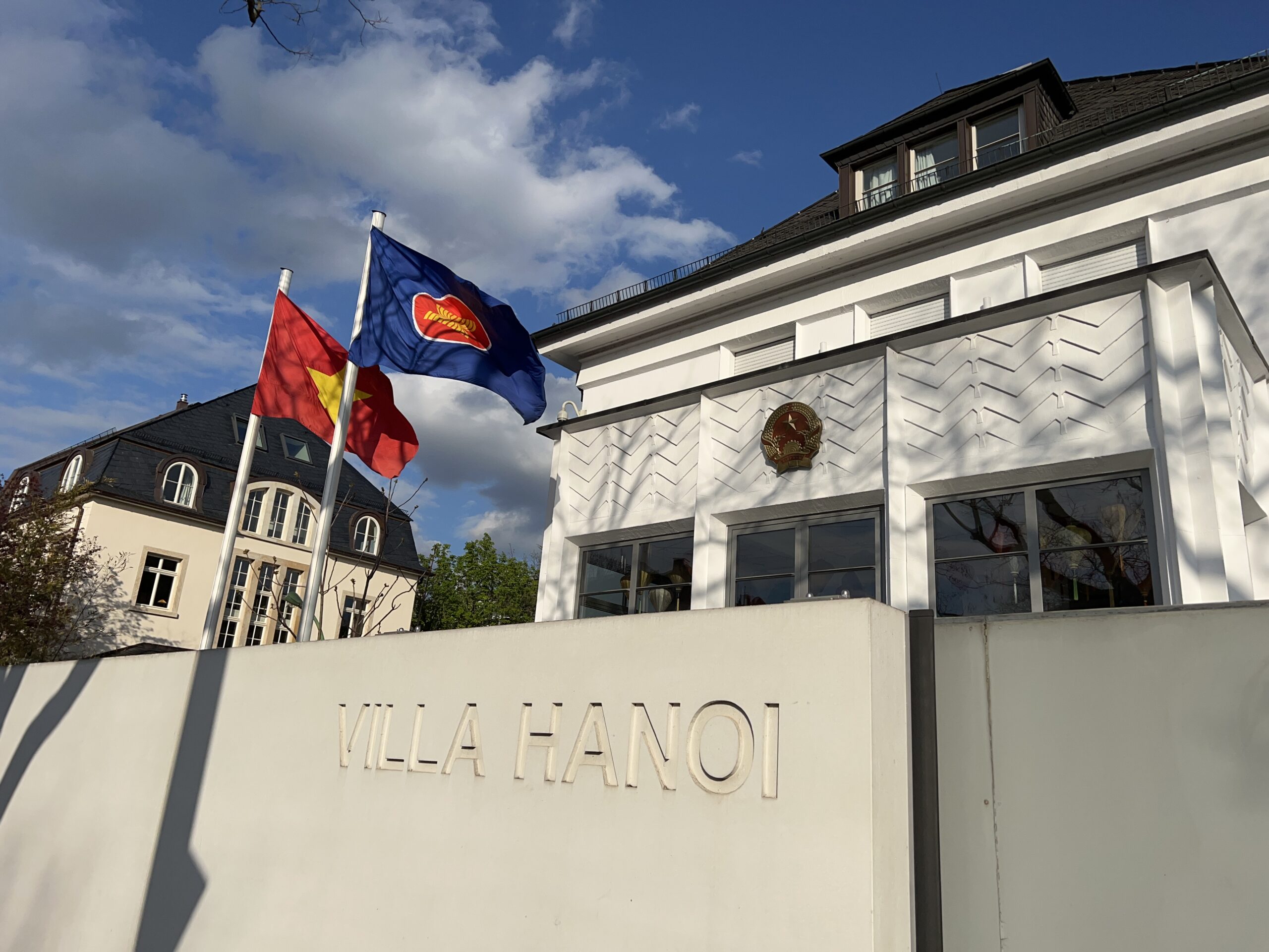 Tòa biệt thự trắng mang tên Villa Hanoi – trụ sở Tổng Lãnh sự quán Việt Nam tại Frankfurt/Main.