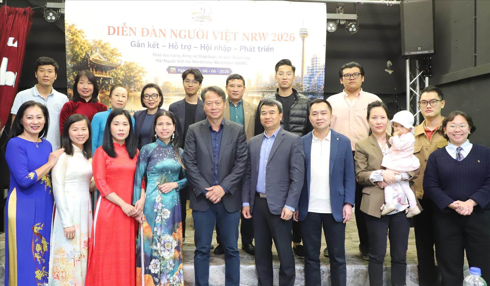 Các đại biểu chụp ảnh lưu niệm.