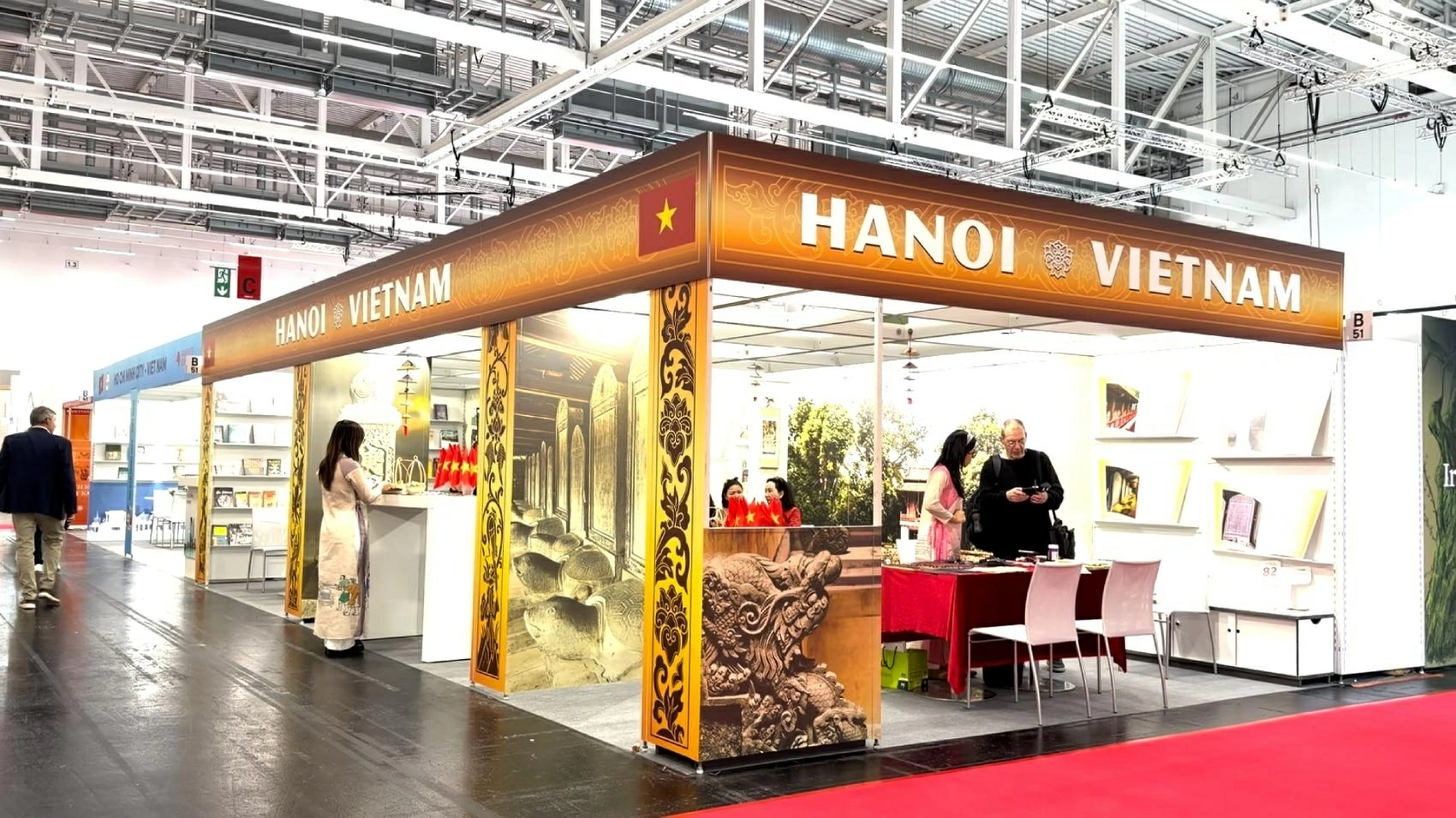 Hình ảnh gian hàng sách Việt Nam tại Hội sách quốc tế Frankfurt lần thứ 78