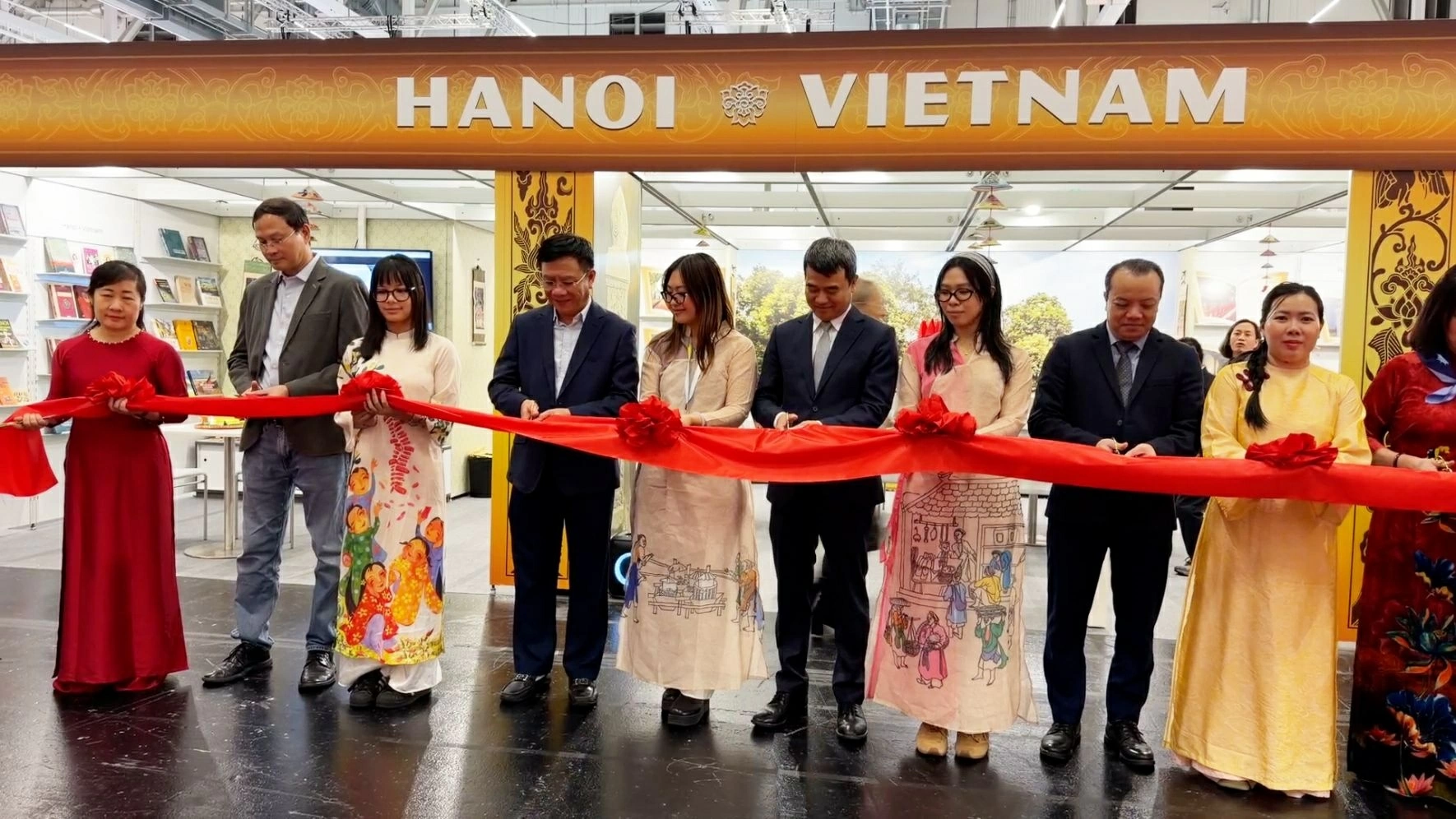 Các đại biểu cắt băng tại lễ khai mạc Gian hàng Sách Việt Nam