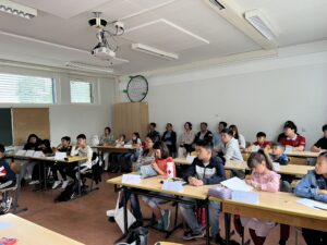 Lớp tiếng Việt Nắng Việt tại Frankfurt: học sinh và phụ huynh trong giờ học