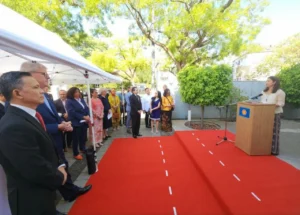 Bà Marie Yvette Bazon Abalos, Tổng Lãnh sự Philippines tại Frankfurt am Main, phát biểu chào mừng tại Lễ thượng cờ ASEAN.