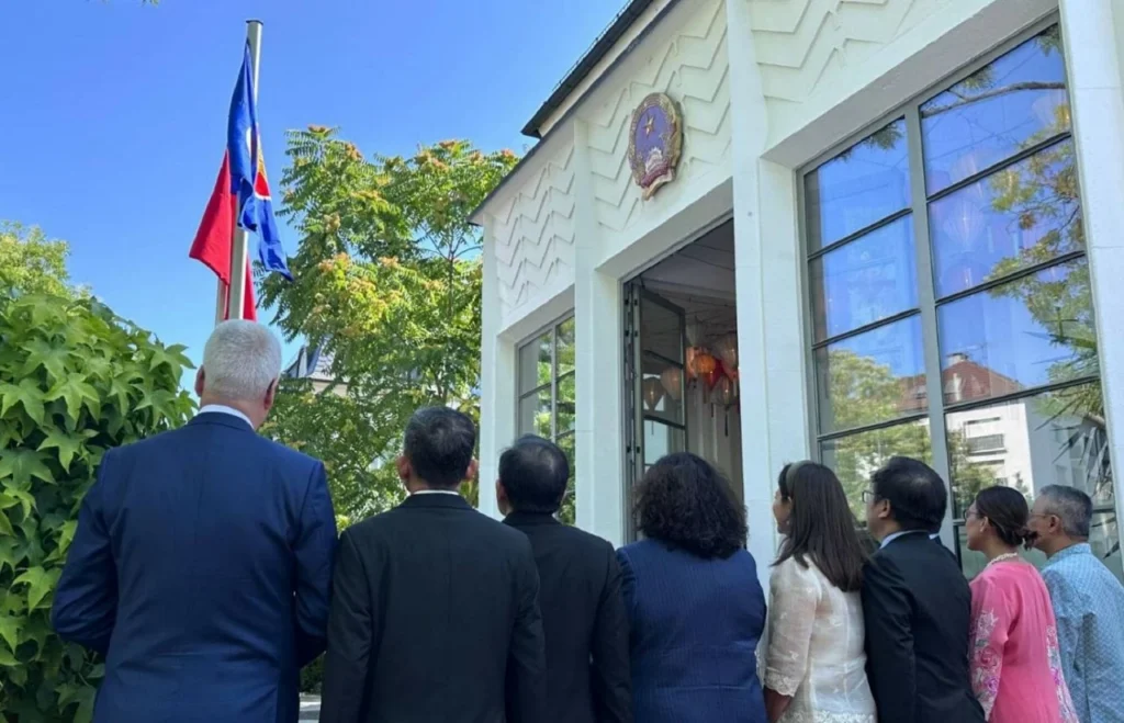 Các đại biểu tham dự Lễ thượng cờ ASEAN tại Frankfurt am Main.