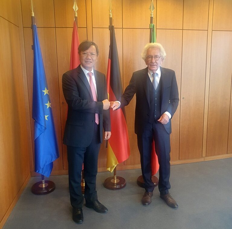 Tổng Lãnh sự Việt Nam tại Frankfurt am Main Lê Quang Long và ông Stephan Holthoff Pfortner, Bộ trưởng phụ trách các vấn đề châu Âu và quan hệ quốc tế bang North Rhine-Westphalia.