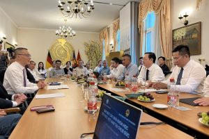 Đoàn công tác làm việc cùng Đại sứ quán Việt Nam và các nhà khoa học, trí thức Việt Nam tại CHLB Đức. (Ảnh: TLSQ)