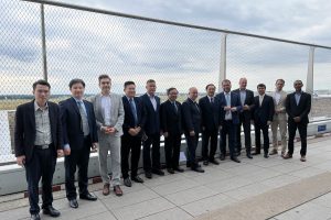 Bộ trưởng Bộ Khoa học và Công nghệ Huỳnh Thành Đạt, Bộ trưởng Bộ Khoa học và Nghệ thuật bang Hessen Timon Gremmels và Tổng Lãnh sự Lưu Xuân Đồng chụp ảnh lưu niệm cùng đoàn công tác. (Ảnh: TLSQ)