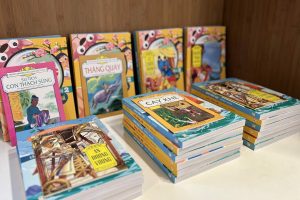 TLSQ thay mặt Ủy ban Nhà nước về người Việt Nam ở nước ngoài trao tặng 200 cuốn sách và tài liệu giảng dạy tiếng Việt. (Ảnh: TLSQ)