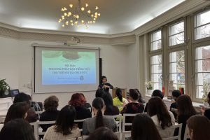 Tiến sĩ giáo dục Nguyễn Thụy Anh trình bày các phương pháp, kỹ thuật giảng dạy tiếng Việt cho trẻ em ở nước ngoài. (Ảnh: TLSQ)