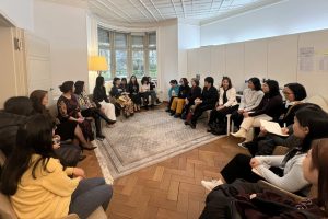 Các thành viên trao đổi cùng nhau trao đổi, thảo luận. (Ảnh: TLSQ)