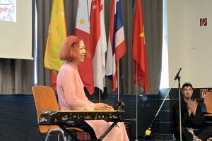 Chị Nguyễn Thị Bích Nga, Hội trưởng Hội Mifafa, trình diễn đàn bầu tại sự kiện