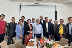 Đoàn công tác chụp ảnh chung cùng Tổng Lãnh sự Lê Quang Long tại Tổng Lãnh sự quán Việt Nam tại Frankfurt am Main